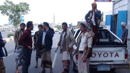 Des milices pro-grouvernementales en armes se tiennent devant l'a&eacute;roport d'Aden (Y&eacute;men), le 22 janvier 2015. ( AFP )