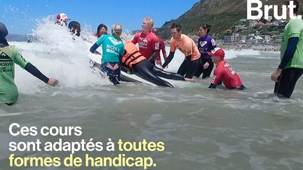 Au Cap, une école de surf adapte ses cours pour former des personnes touchées par une déficience physique ou mentale. Cette initiative s'est développée dans plusieurs villes du monde.