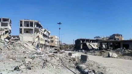 La ville de Raqqa n'est plus qu'un champ de ruines. Ici, une rue dévastée, le 19 octobre 2017. (RADIO FRANCE / OMAR OUAHMANE)