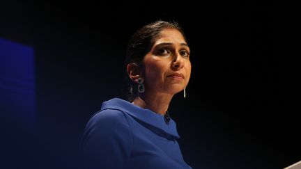 Suella Braverman, la ministre de l'Intérieur britannique, le 4 octobre 2022 au congrès du parti conservateur à Birmingham (Royaume-Uni). (ISABEL INFANTES / ANADOLU AGENCY)