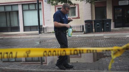 Un homme à Dayton dans l'Ohio après la fusillade qui a tué neuf personnes.&nbsp; (SCOTT OLSON / GETTY IMAGES NORTH AMERICA)