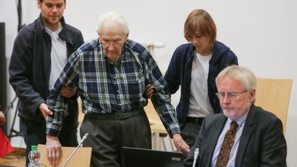 L'ancien comptable d'Auschwitz, Oskar Gr&ouml;ning, le 14 juillet 2015, &agrave; son proc&egrave;s au tribunal de&nbsp;Lunebourg, dans le nord de l'Allemagne. (AXEL HEIMKEN / DPA)