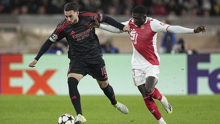 Le joueur de Benfica, Orkun Kokcu, au duel avec le Monégasque Lamine Camara, lors du match de Ligue des champions entre Monaco et Benfica, le 27 novembre 2024 au stade Louis II de Monaco. (LAURENT CIPRIANI / AP)