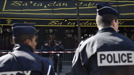 Policiers postés devant le Bataclan, mars 2016
 (ALAIN JOCARD / AFP)