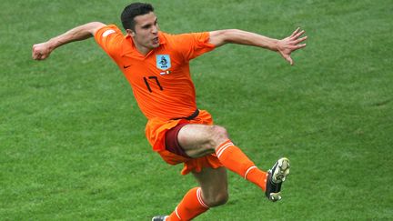 Robin van Persie f&ecirc;te son but contre la C&ocirc;te d'Ivoire, en Coupe du monde, le 16 juin 2006 &agrave; Stuttgart (Allemagne). (ADRIAN DENNIS / AFP)