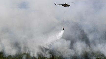 Un hélicoptère Mi-8&nbsp;au-dessus&nbsp;d'un&nbsp;incendie de forêt dans la région de Krasnoyarsk, en Russie. (ALEXANDR KRYAZHEV / SPUTNIK)