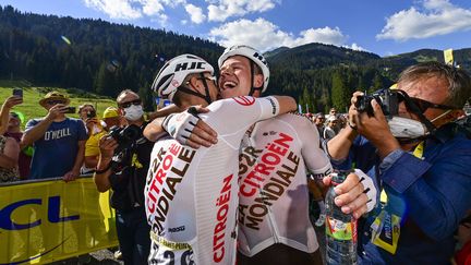 Bob Jungels dans les bras de son coéquipier Mikaël Chérel à l'arrivée de la 9e étape, le 10 juillet 2022. (PETE GODING / BELGA MAG / AFP)