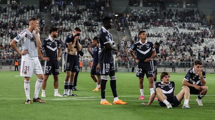 Les joueurs de Bordeaux consternés après l'annonce du match arrêté, le 2 juin 2023, lors de la 38e journée de Ligue 2. (THIBAUD MORITZ / AFP)