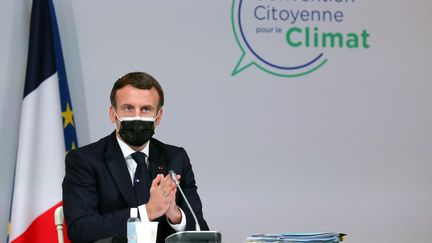 Le président Emmanuel Macron le 14 décembre, auprès des membres de la&nbsp;Convention Citoyenne pour le climat. (THIBAULT CAMUS / AFP)