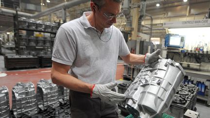 Un homme travaille sur un motopropulseur automatique sur le site de Strasbourg de General Motors, le 4 avril 2011. (FREDERICK FLORIN / AFP)