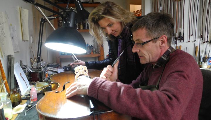 Ophélie Gaillard avec son violoncelle, un Goffriiller de 1737, manipulé par son luthier, Guy Coquoz 
 (Lorenzo Ciavarini Azzi/Culturebox)