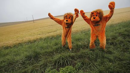 Deux supporters encouragent le peloton du Tour de France lors de sa 6e &eacute;tape entre Arras&nbsp;(Pas-de-Calais) et Reims (Marne), le 10 juillet 2013. (CHRISTOPHE ENA / AP / SIPA)