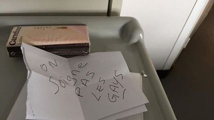 Le message retrouvé par le patient dans la chambre d'hôpital, en juillet 2017, à Bourges.&nbsp; (S.C / CHANGE.ORG)