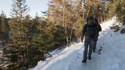 La rédaction du 12/13 est partie à la découverte des gardes de la réserve naturelle dans le Jura, samedi 22 janvier. (CAPTURE D'ÉCRAN FRANCE 3)