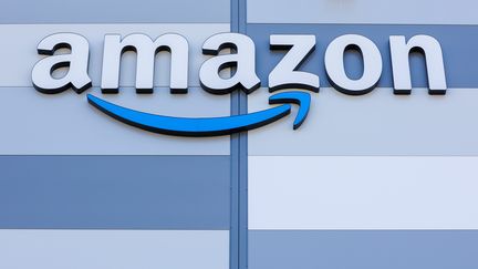 Le logo de l'entreprise Amazon sur le site de Fontaine dans le Territoire de Belfort (photo d'illustration).&nbsp; (LIONEL VADAM  / MAXPPP)