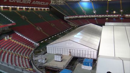 Le&nbsp;Principality Stadium de Cardiff&nbsp;(pays de Galles), transformé en hôpital pour soigner les patients atteints du coronavirus, le 20 avril 2020. (OLIVIER POUJADE / GILLES GALLINARO / RADIO FRANCE)