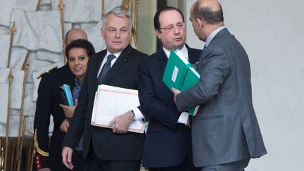 (De G &agrave; D) Najat Vallaud-Belkacem, porte-parole du gouvernement, Jean-Marc Ayrault, Premier ministre, et Fran&ccedil;ois Hollande, pr&eacute;sident de la R&eacute;publique, et Kader Arif, ministre des Anciens Combattants,&nbsp;le 14 f&eacute;vrier 2014, &agrave; l'Elys&eacute;e (Paris).&nbsp; (REVELLI-BEAUMONT / SIPA)