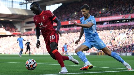 Les deux derniers champions d'Angleterre s'affrontent dimanche 3 octobre à Anfield. (PAUL ELLIS / AFP)