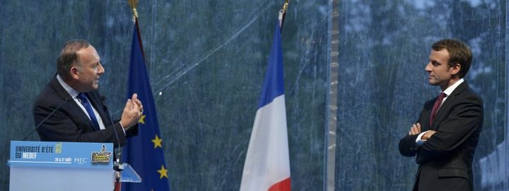 Emmanuel Macron et Pierre Gattaz (à gauche) lors de l'université d'été du Medef en 2015. (ERIC PIERMONT / AFP)