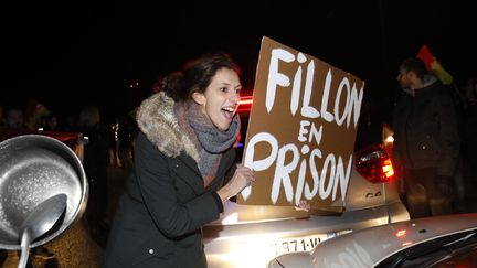 Des militants anti-Fillon bloquent l'accès au meeting du candidat à Margny-lès-Compiègne (Oise), le 15 février 2017. (MAXPPP)