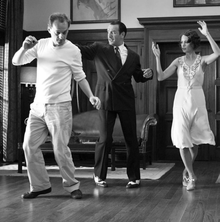 Séance de travail : Fabien Ruiz dirige Jean Dujardin et Bérénice Bejo sur le tournage
 (Peter Lovino / Warner Bros)