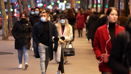 Des promeneurs portent un masque à Paris, le 19 novembre 2020. (LP / ARNAUD JOURNOIS / MAXPPP)