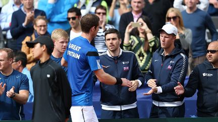 Andy Murray félicité par ses partenaires de l'équipe de Grande-Bretagne (CLIVE BRUNSKILL / GETTY IMAGES NORTH AMERICA)