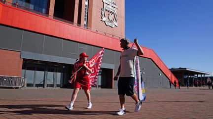 Des fans du Liverpool FC devant le stade d'Anfield le 28 mai 2022, jour de la finale de la Ligue des champions de football (MARTIN RICKETT / MAXPPP)