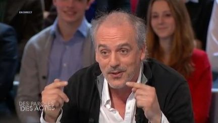 Philippe Poutou, candidat NPA &agrave; la pr&eacute;sidentielle, invit&eacute; de l'&eacute;mission "Des paroles et des actes", le 11 avril 2012. (FTVI)