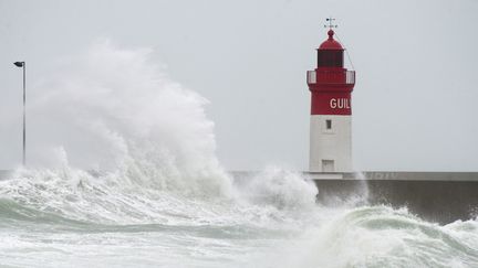 Une vague s'&eacute;crase sur le phare du Guilvinec (Finist&egrave;re), lors du passage de la temp&ecirc;te Ulla, le 14 f&eacute;vrier 2014. (JEAN-SEBASTIEN EVRARD / AFP)