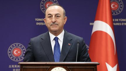 Le ministre turc des Affaires étrangères Mevlut Cavusoglu s'exprime lors d'une conférence de presse à Ankara, le 19 avril 2022. (FATIH AKTAS / ANADOLU AGENCY / AFP)