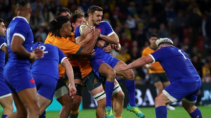 L'arrière français&nbsp;Melvyn Jaminet pris par le capitaine australien Michael Hooper, lors du 3e test-match entre l'Australie et la France, le 17 juillet à Brisbane.&nbsp; (PATRICK HAMILTON / AFP)