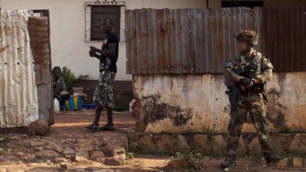 Les troupes fran&ccedil;aises patrouillent dans la banlieue de Bangui, le 17 d&eacute;cembre 2013. (IVAN LIEMAN / AFP)