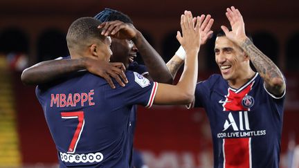 Kylian Mbappé félicité par Angel Di Maria (VALERY HACHE / AFP)