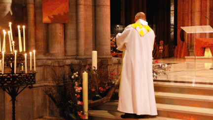 &nbsp; (Prêtre séminariste dans une église © MaxPPP)