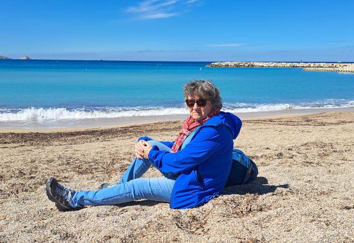 Dominique, secrétaire de l'association des Nageurs Libres, a posé sur la plage du Prado à Marseille (Bouches-du-Rhône), le 8 mai 2024. (RAPHAEL GODET / FRANCEINFO)