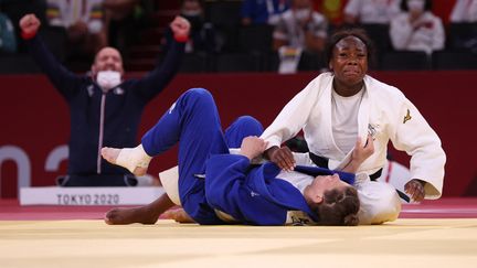 Clarisse Agbégnénou en larmes après avoir vaincu son ancienne bête noire, Tina Trstenjak, en finale des JO de Tokyo, le 27 juillet 2021. (JACK GUEZ / AFP)