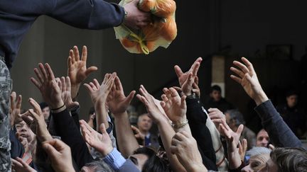 Distribution d'oranges devant le minist&egrave;re de l'Agriculture &agrave; Ath&egrave;nes (Gr&egrave;ce), le 6 f&eacute;vrier 2013. (LOUISA GOULIAMAKI / AFP)