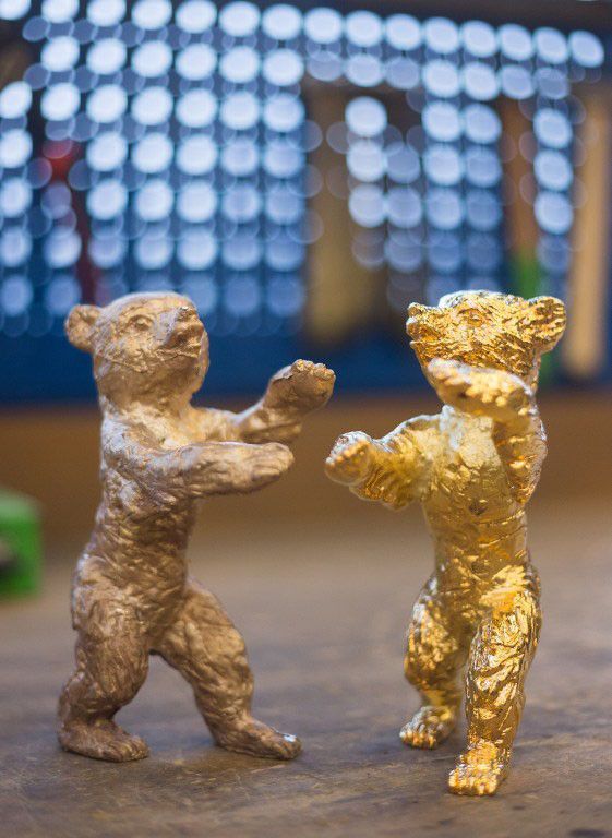 Trophées de la Berlinale : a droite l'Ours d'or finalisé, à gauche en cours de façonnage
 (Lukas Schulze / DPA / dpa Picture-Alliance)