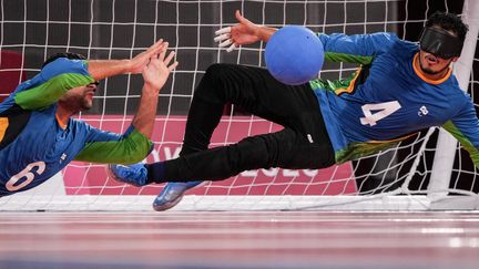 Immortaliser l'exploit, pour un moment suspendu. Non, ce n'est pas une reprise hasardeuse du tableau de Michel Ange "La création d'Adam", mais bien l'équipe brésilienne de goalball qui vole littéralement face aux Américains.&nbsp;Il faut faire corps pour stopper le ballon, muni de clochettes intérieures.&nbsp;La valse technique et exigeante d'un sport méconnu, paralympique depuis Séoul-1988. Les Brésiliens&nbsp;affrontaient la Chine en finale masculine.&nbsp;Les Français n'étaient quant à eux pas qualifiés&nbsp;parmi les 10 nations prenant part au tournoi olympique. (YASUYOSHI CHIBA / AFP)