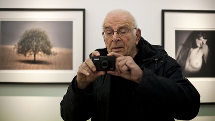 Le photographe Franck Horvat en 2012 à Berlin.&nbsp; (JOHN MACDOUGALL / AFP)