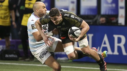 L'arrière international irlandais du Racing 92, Simon Zebo, au duel avec le jeune troisième ligne français de La Rochelle,&nbsp;Paul Boudehent, le 7 février 2021 en Top 14. (JEAN CATUFFE / AFP)