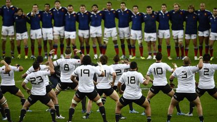 L'équipe de France fait face au Haka des All-Blacks en novembre 2013