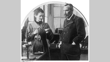 Pierre et Marie Curie dans leur laboratoire
 (AP/SIPA)