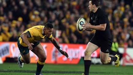 Le Néo-Zélandais Ben Smith face àl'arrière australien Israel Folau (SAEED KHAN / AFP)