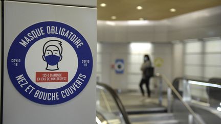 Un panneau rappelle l'obligation du port du masque dans le métro parisien en octobre 2020. (ERIC PIERMONT / AFP)