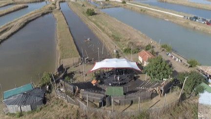 Vue aérienne du Théâtre d'Ardoise édifié dans le marais ostréicole de l'île d'Oléron.
 (culturebox - capture d&#039;écran)