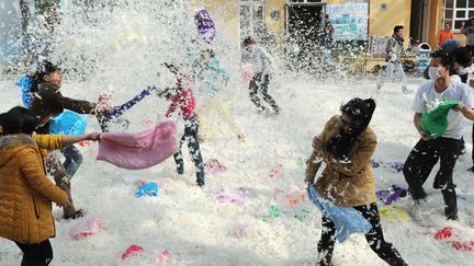 Bataille de pelochon dans une rue de Changsha (Chine) pour c&eacute;l&eacute;brer la Journ&eacute;e de la femme, le 7 mars 2013. ( AFP)