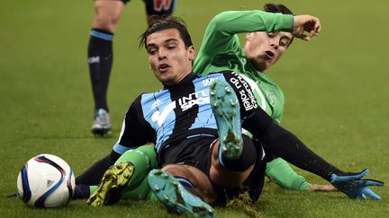 Le Marseillais Rekik et le Stéphanois Hamouma, le 22 novembre 2015 à Saint-Etienne (Loire). (PHILIPPE DESMAZES / AFP)