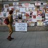 Des Israéliens se tiennent devant des photographies de personnes prises en otage par le Hamas, le 20 octobre 2023 à Tel-Aviv (Israël). (GILI YAARI / NURPHOTO / AFP)